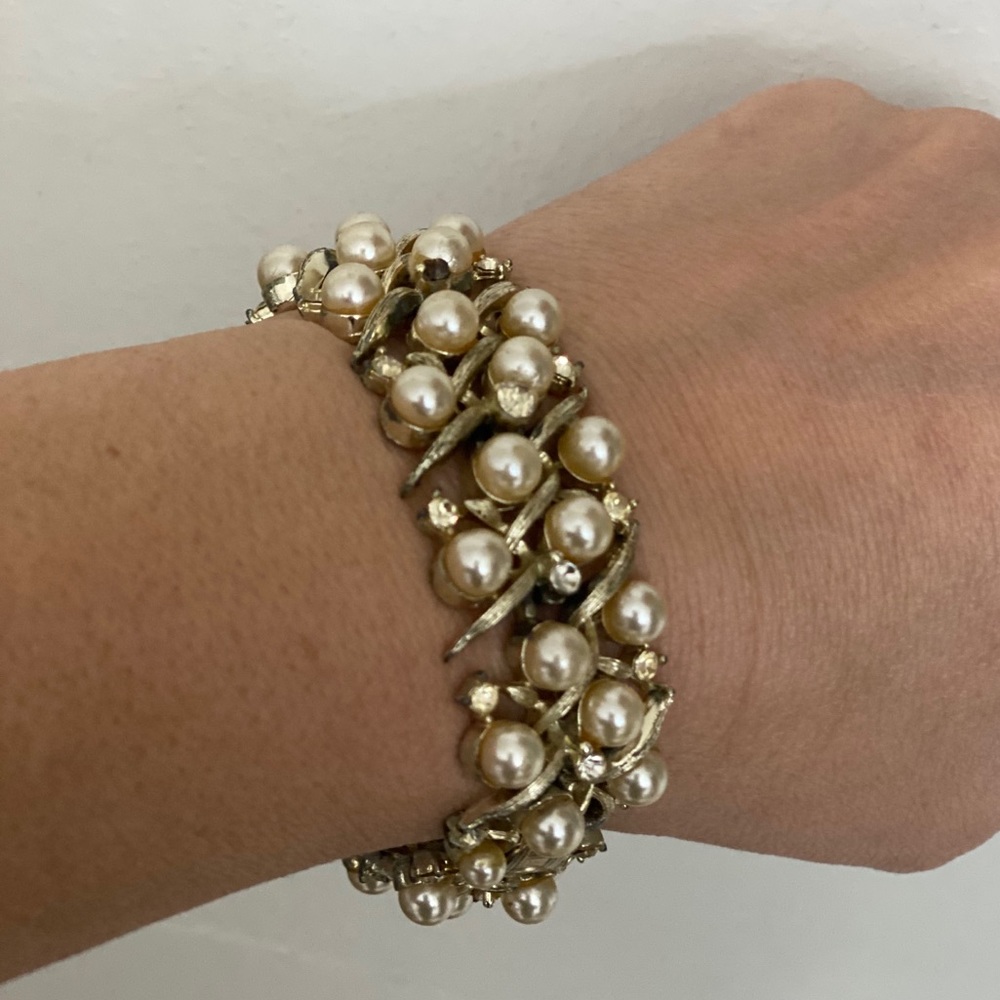 Vintage Lisner faux pearl gld rhinestone bracelet